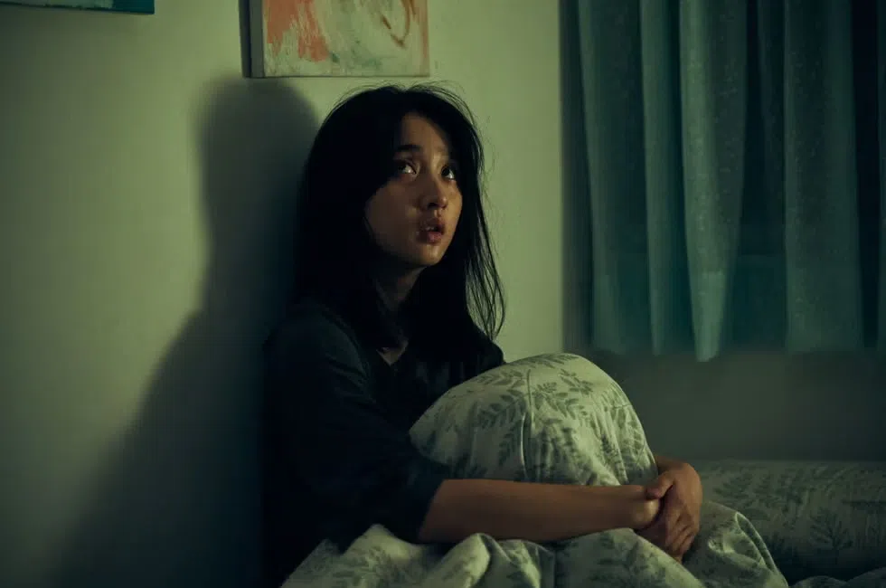 李沐在剧中不断被楼上邻居在半夜发出的怪声干扰。（互联网）