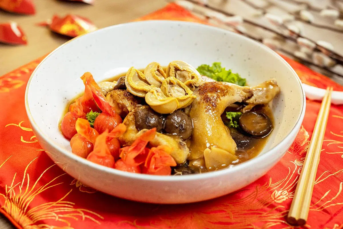 张添来呈献富贵炖鸡食谱。（图／商家提供）