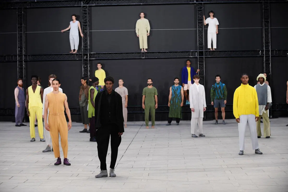 Issey Miyake 2023春季男装秀。三宅一生以善用褶皱布料闻名。（法新社）