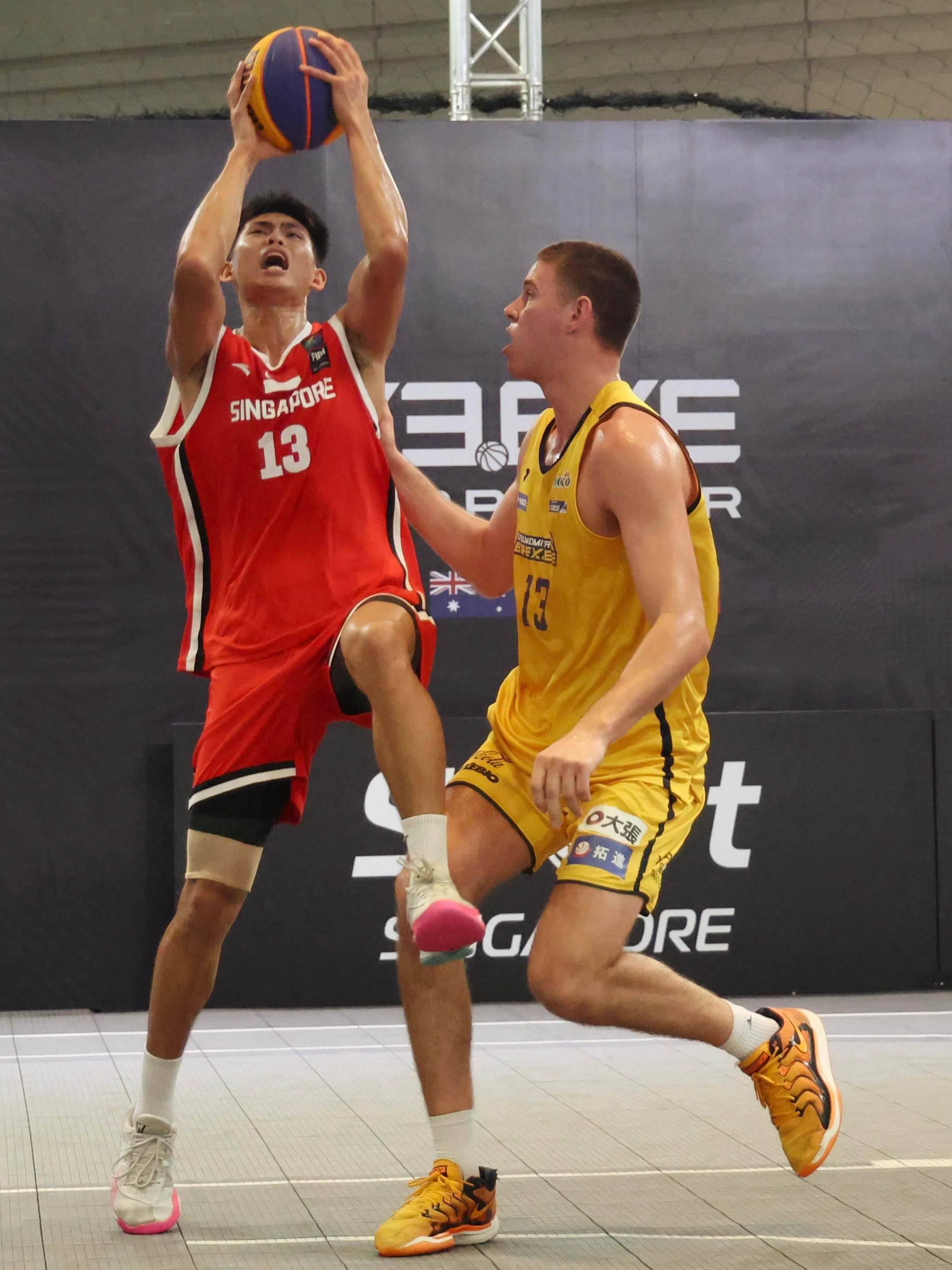 身高1米89的我国前锋钟镇宇（左）虽然比对方中锋比维尔（2米09，右）矮了不少，但还是利用速度优势屡屡突破得分，引得近百名现场观众一片喝彩。（郑一鸣摄）