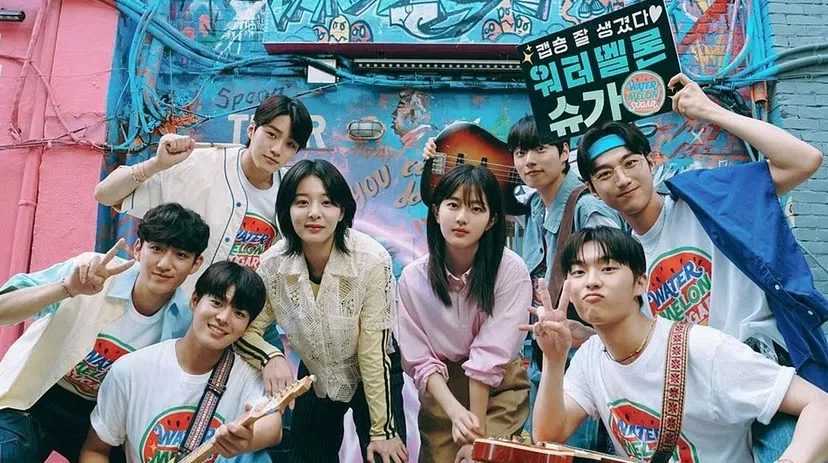 《闪亮的西瓜》讲述模范生CODA少年穿越过去和同龄爸爸组乐团的温馨剧情。（互联网）