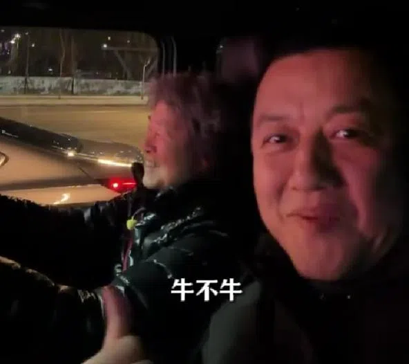 54岁的李亚鹏15日与老友聚餐小酌，并由83岁的母亲亲自开车接送。（互联网）