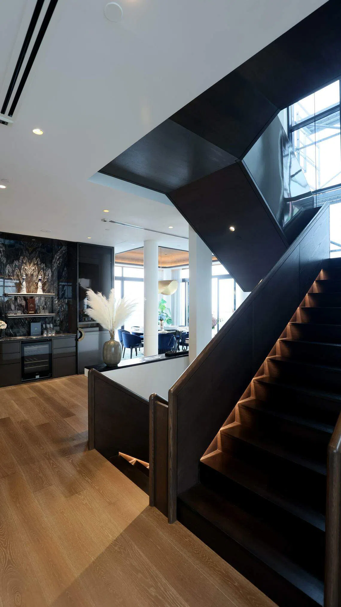 楼层之间在室内由设计大气的中庭楼梯连接。（龙国雄摄）