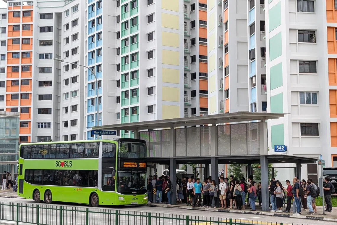 民众在兀兰北站外等待免费普通巴士服务或换乘其他路线。（李冠卫摄）