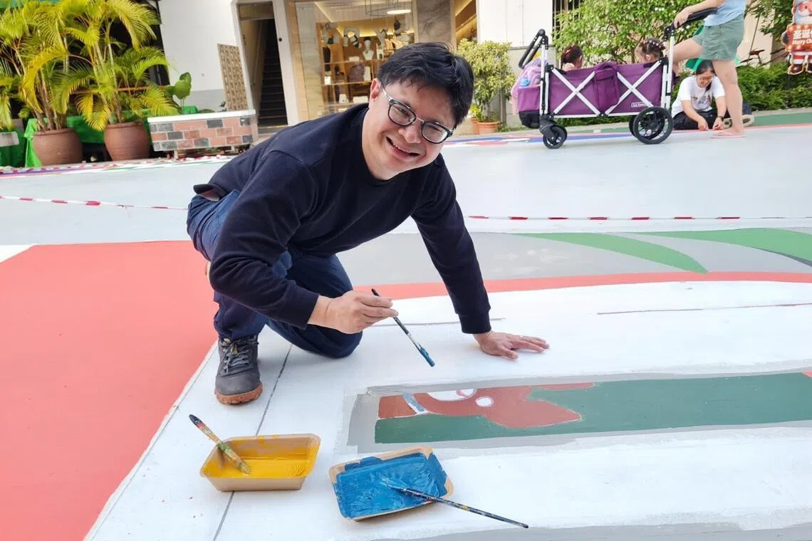 丹戎巴葛集选区议员符策翔也参与绘画过程。（受访者提供）