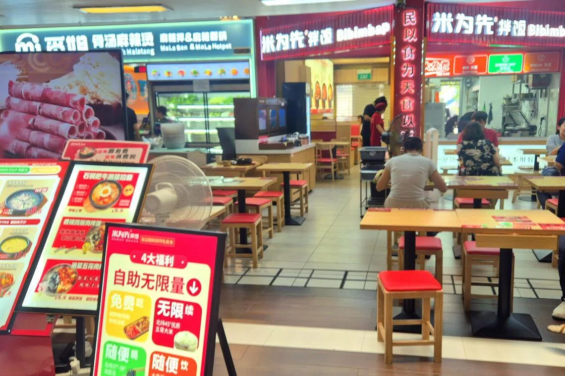 “米为先拌饭”开在大巴窑建屋局中心的美食巷内。（陈爱薇摄）