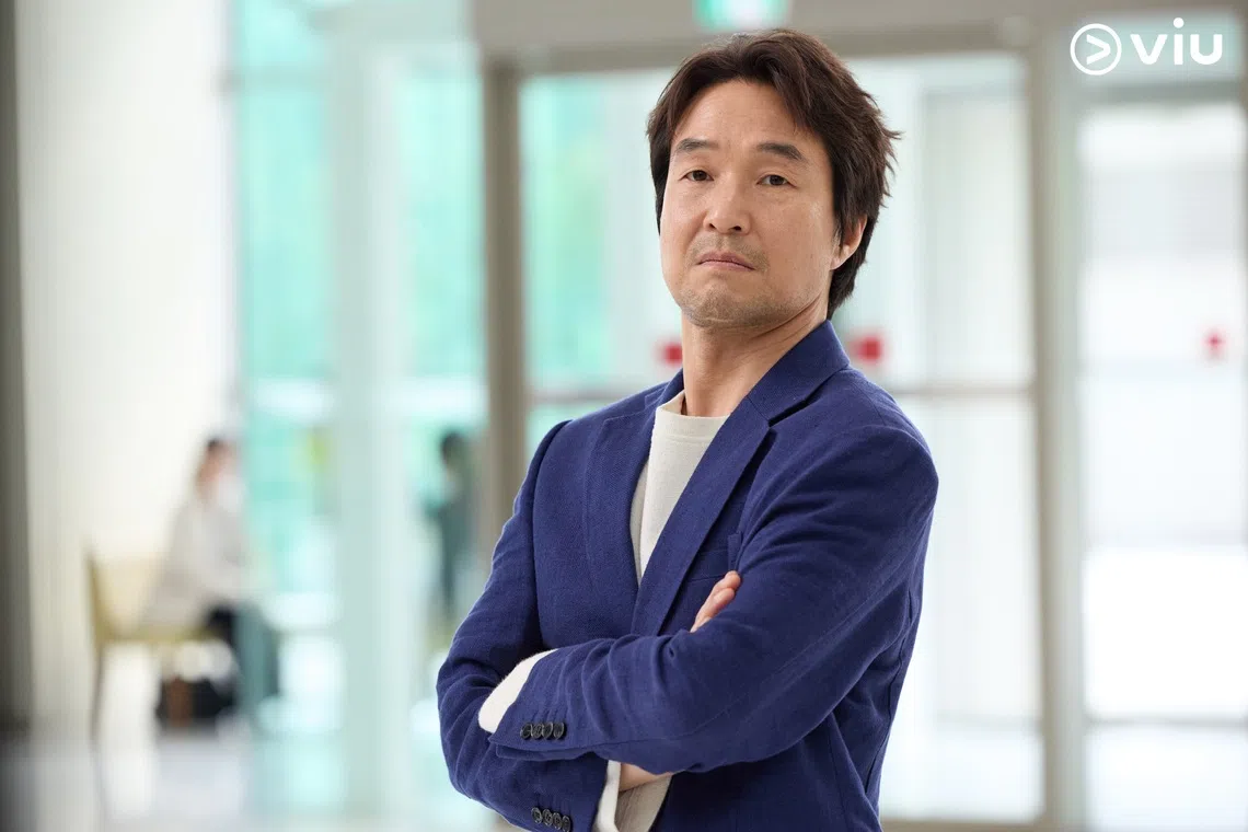韩石圭饰演前谈判专家“申先生”。（Viu提供）