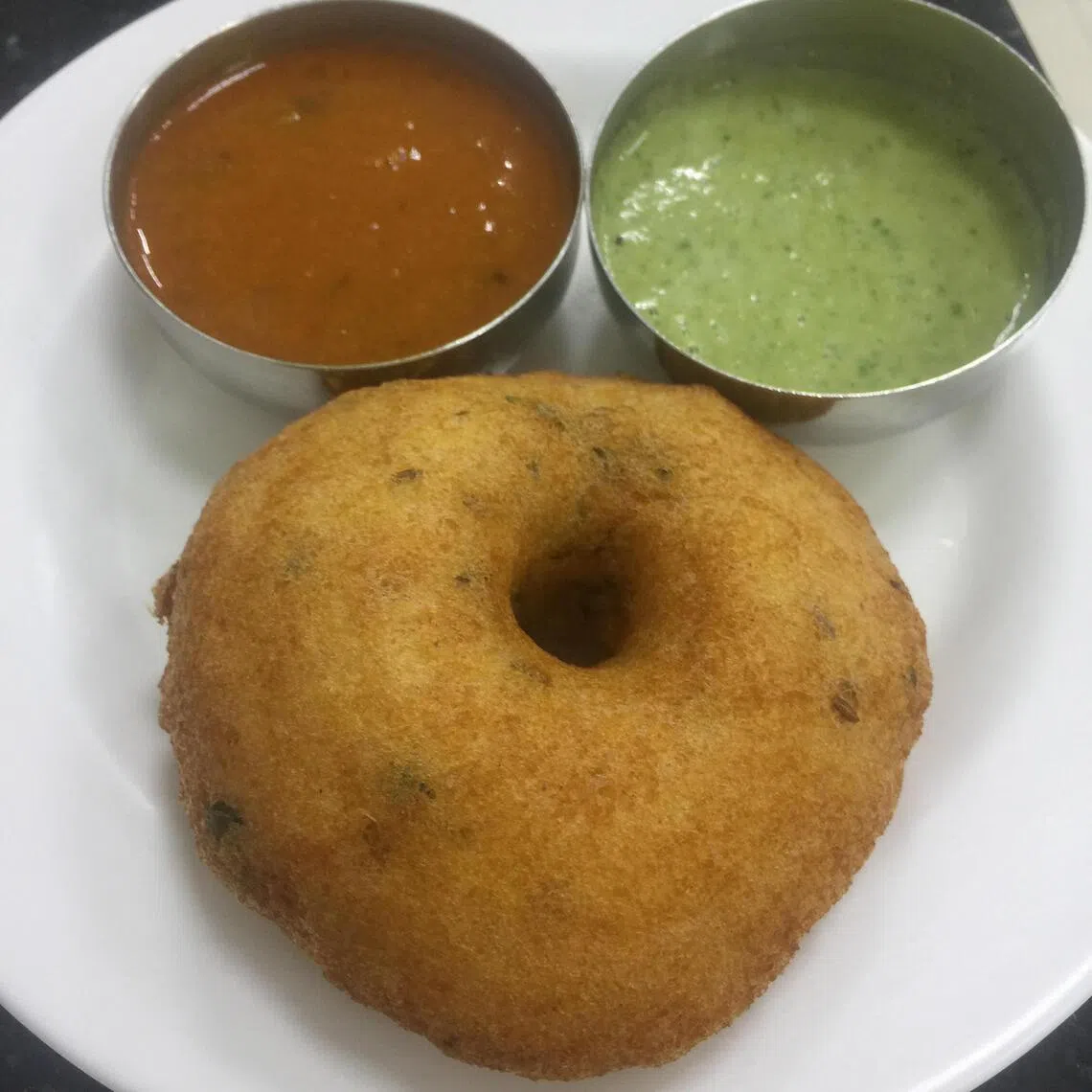 人气小吃Uddina Vada用扁豆制成，有点像咸味甜甜圈。（黄靖晶摄）