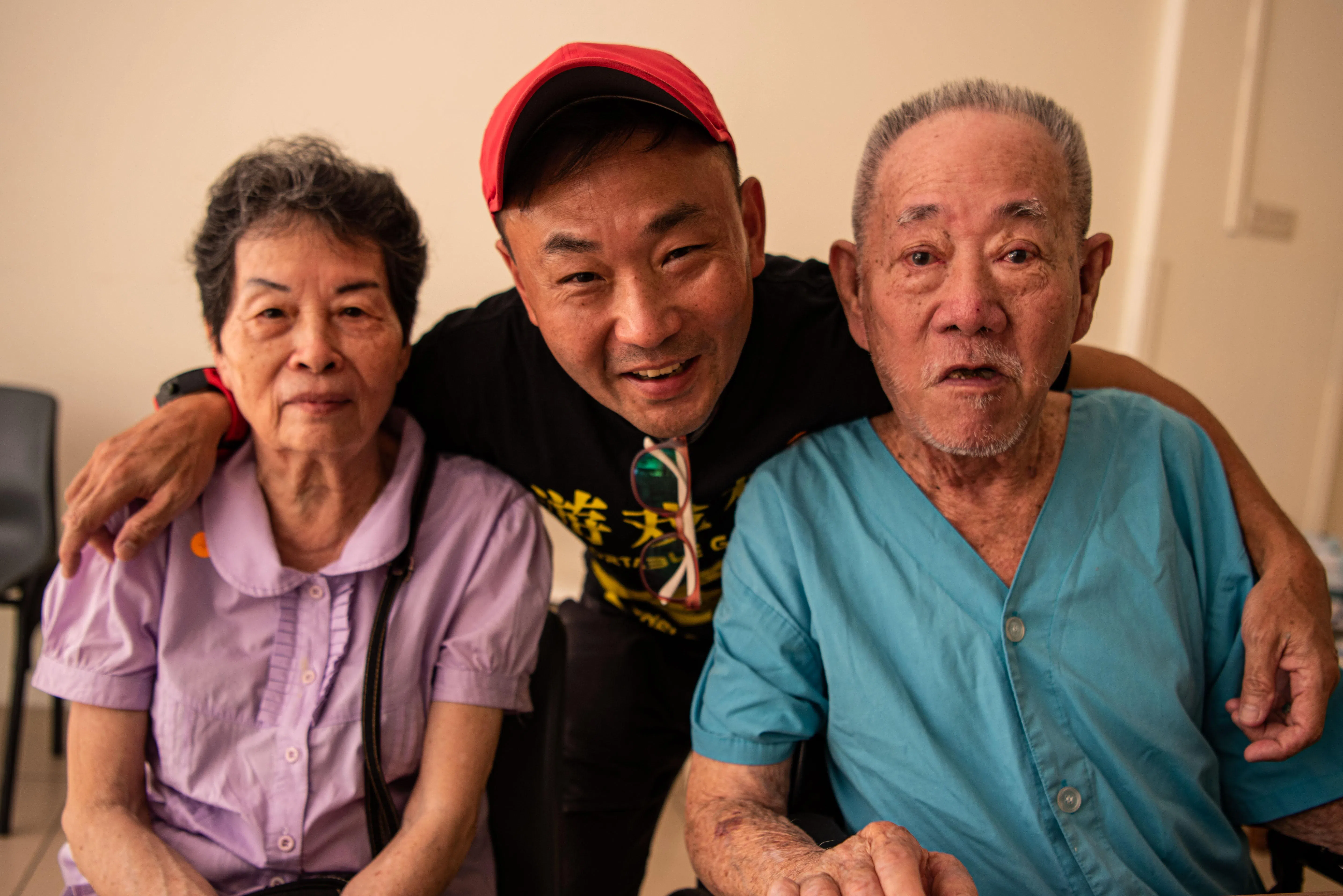 陈喜明（中）敬佩父母面对生活的坎坷时所展现的坚强。（受访者提供）