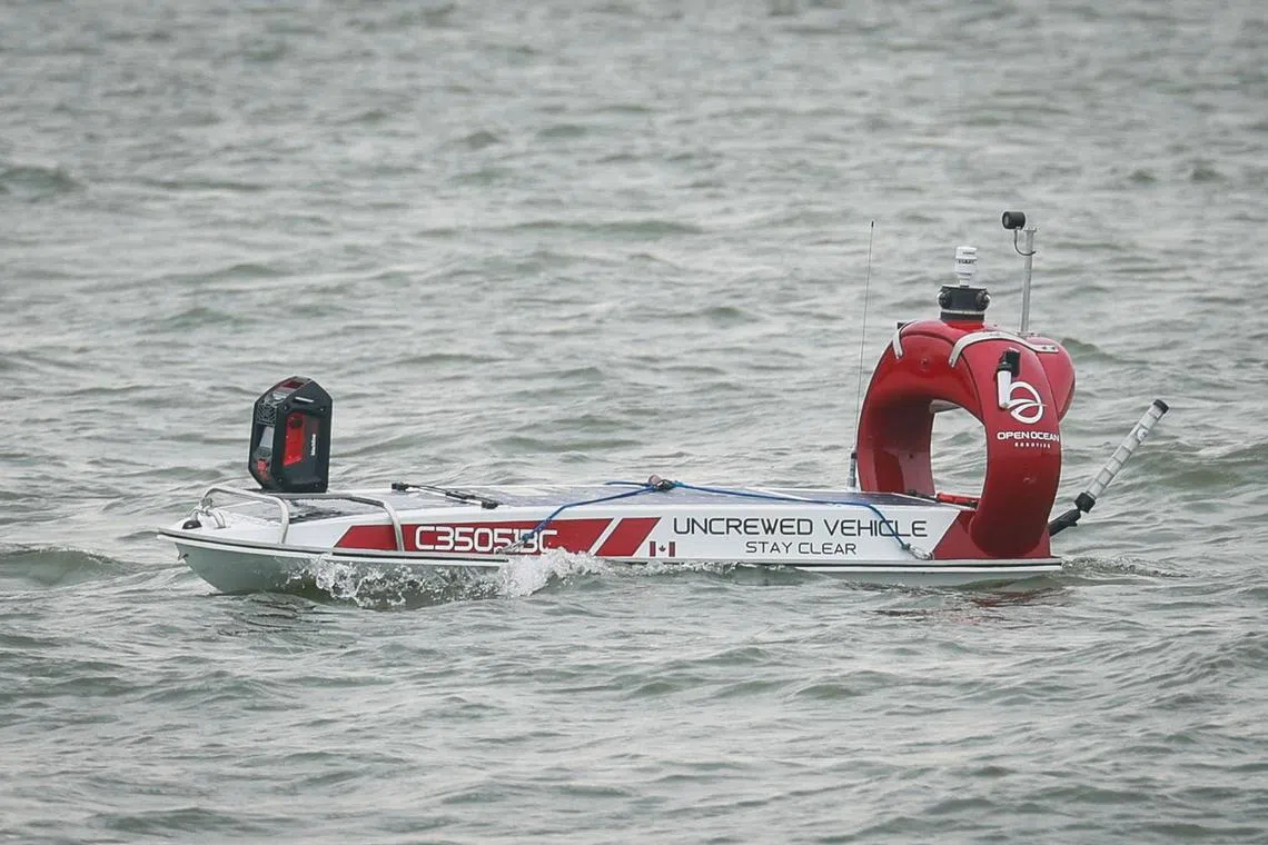 一艘海事科技公司Open Ocean Robotics的无人水面艇（Uncrewed Surface Vehicle），执行侦测空气中的化学物质的任务。（海峡时报）