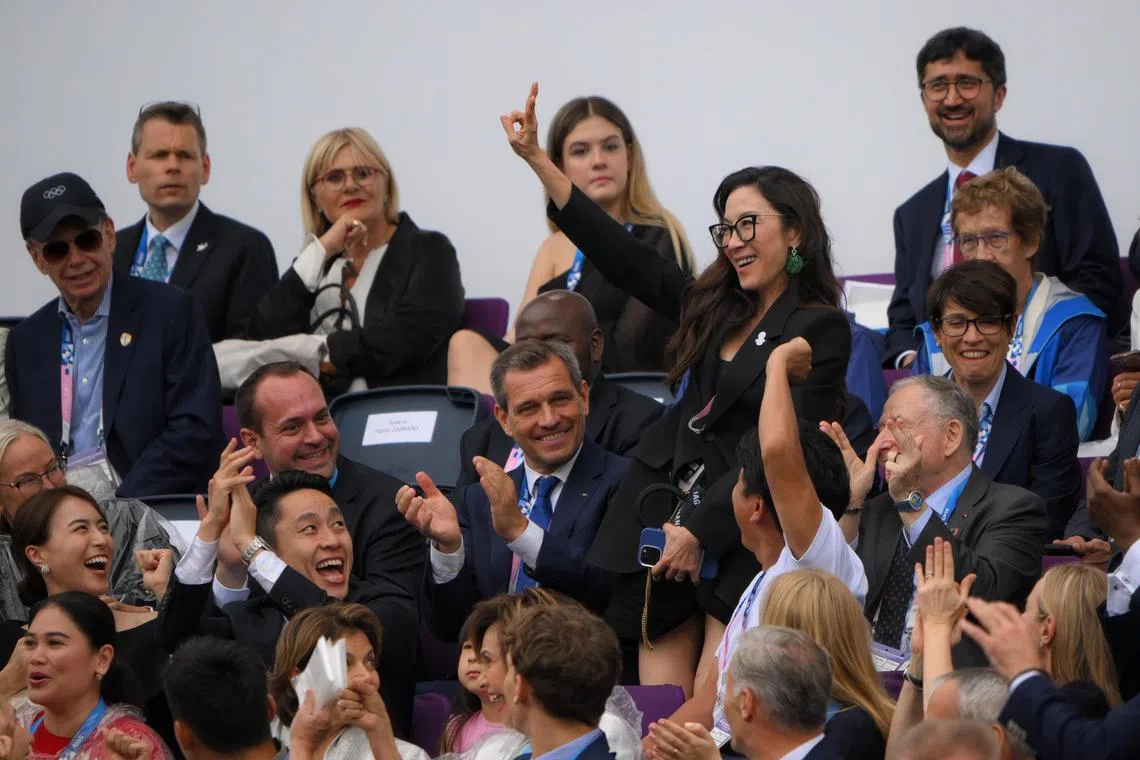 著名国际影星杨紫琼（举手者）也现身巴黎奥运会开幕式。（海峡时报）