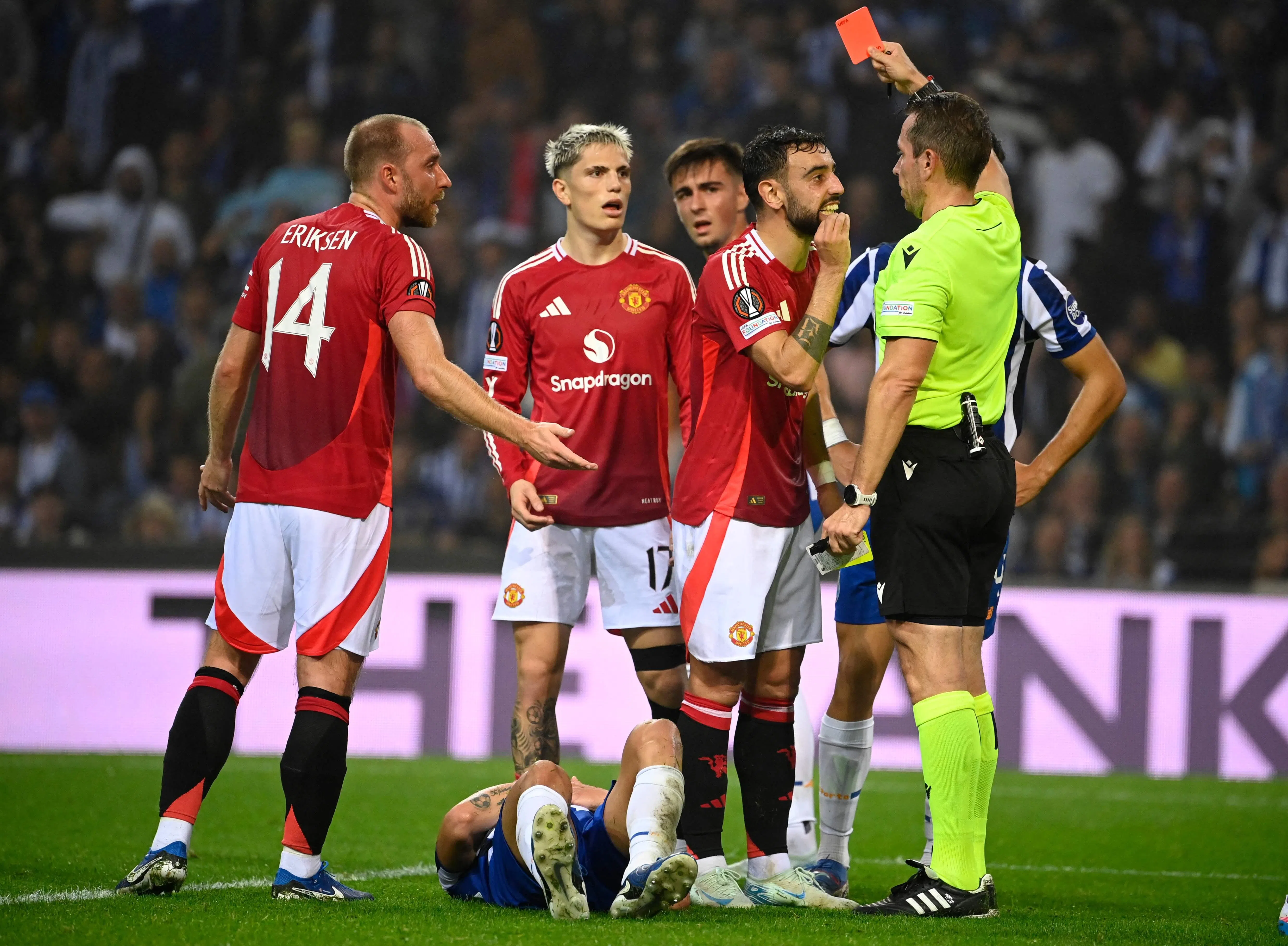 曼联队长费尔南德斯（右二）在周中的欧洲联赛领红卡，连续两场被罚下。他过后在社媒上称这是他经历的最艰难时刻之一，并感谢球迷的支持。（法新社）