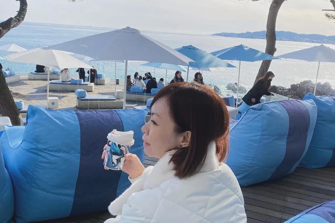 陈丽仪不久前到韩国釜山旅行，喝一杯咖啡享受美丽海景。（陈丽仪提供）