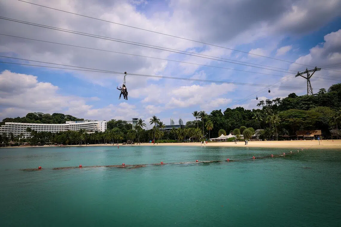 尽管不能进行水上活动，但圣淘沙海滩附近的一些景点依旧开放，例如位于西乐索海滩上方的滑索MegaZip游乐项目。（梁麒麟摄）