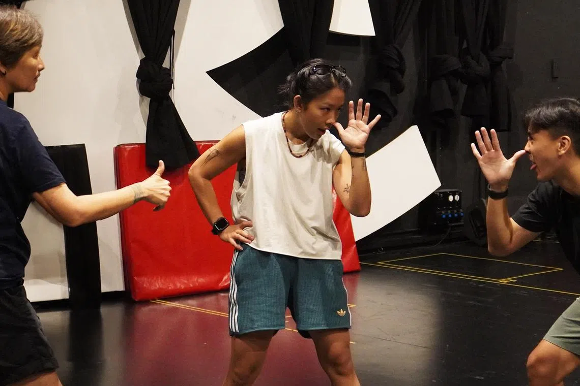 《逆光》是歌手吴思佳（中间）和何维健（右）的第一部音乐剧。（实践剧场提供）