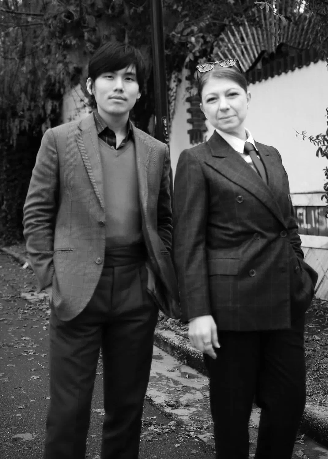 高晋扬（左）在意大利那不勒斯向女裁缝师阿德里亚娜·埃斯波西托学艺。（受访者提供）