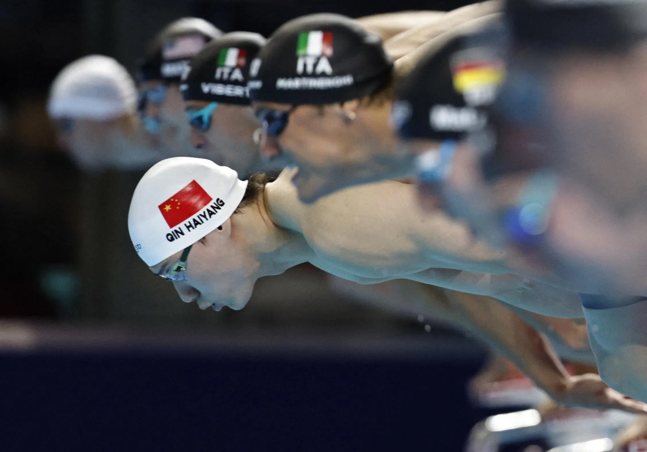 覃海洋（白帽）在本届世锦赛报名三个单项。（路透社）