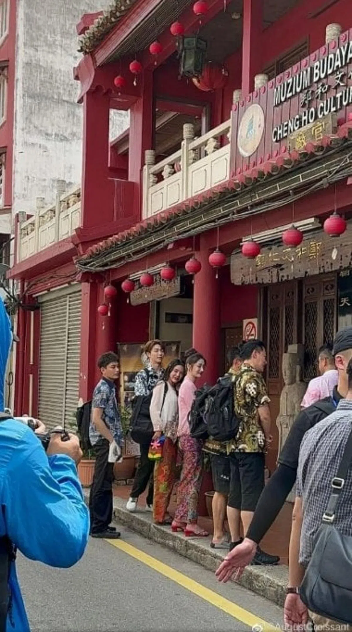 众艺人入乡随俗，穿着峇迪上衣和娘惹服装逛马六甲。（互联网）