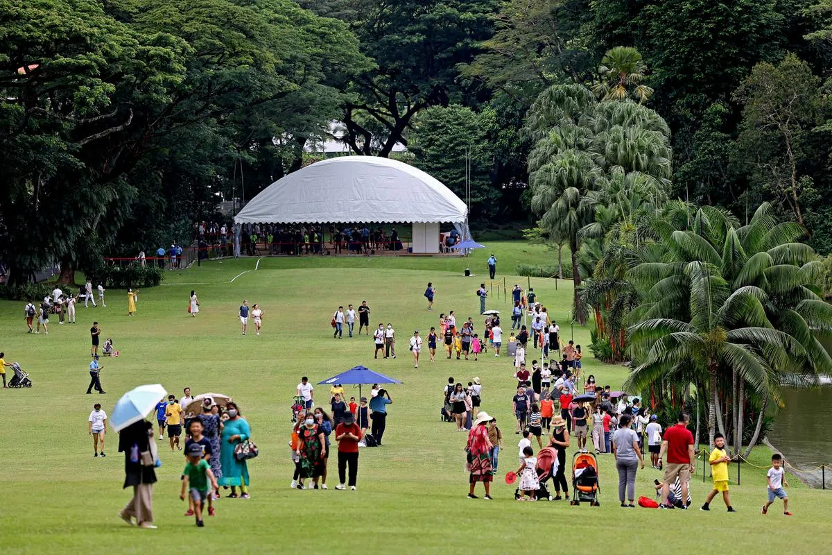 总统府自疫情暴发以来首次对所有人开放，不少家庭或亲友一起入园参观。（陈渊庄摄）