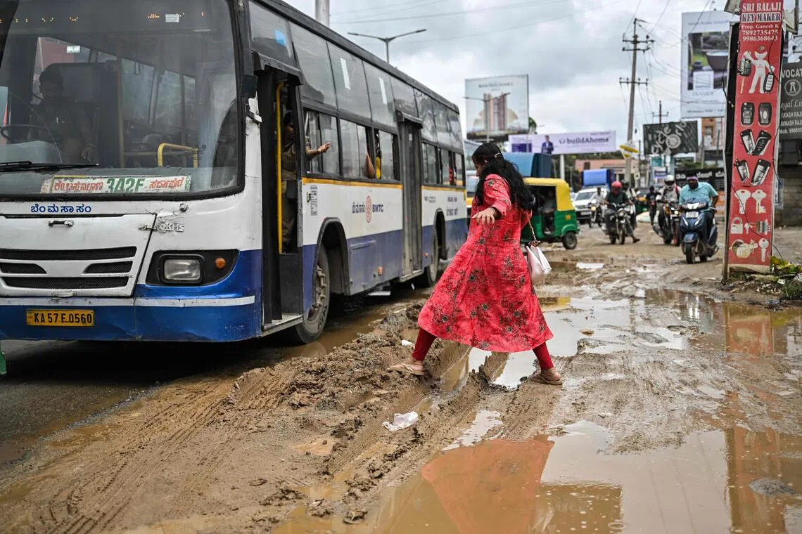 班加罗尔的马路状况极差，且在季风时节常饱受水患之苦。当地人估计，这里的基础设施发展至少落后三至五年。（法新社）