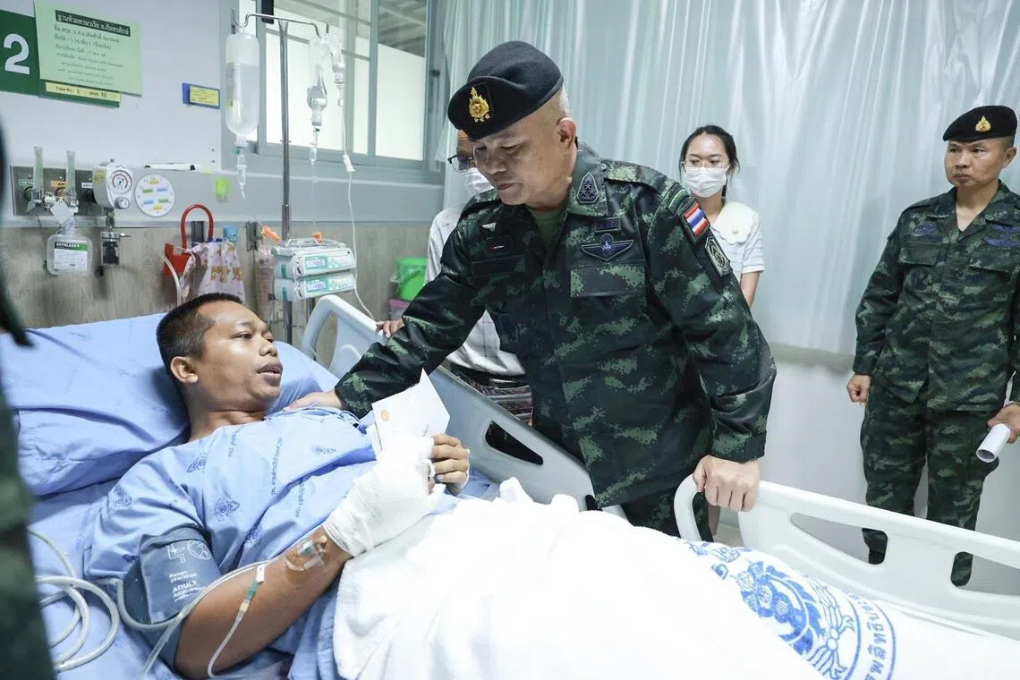 泰国第二军区司令韦拉育（前排右）星期二（11月11日）前往乌汶府的军营医院，探望并鼓励在泰柬边境巡逻任务中遭地雷炸伤的士兵。此次地雷爆炸发生在四色菊府的泰柬边境附近，共造成四名泰国士兵受伤。（取自泰国第二军区脸书）