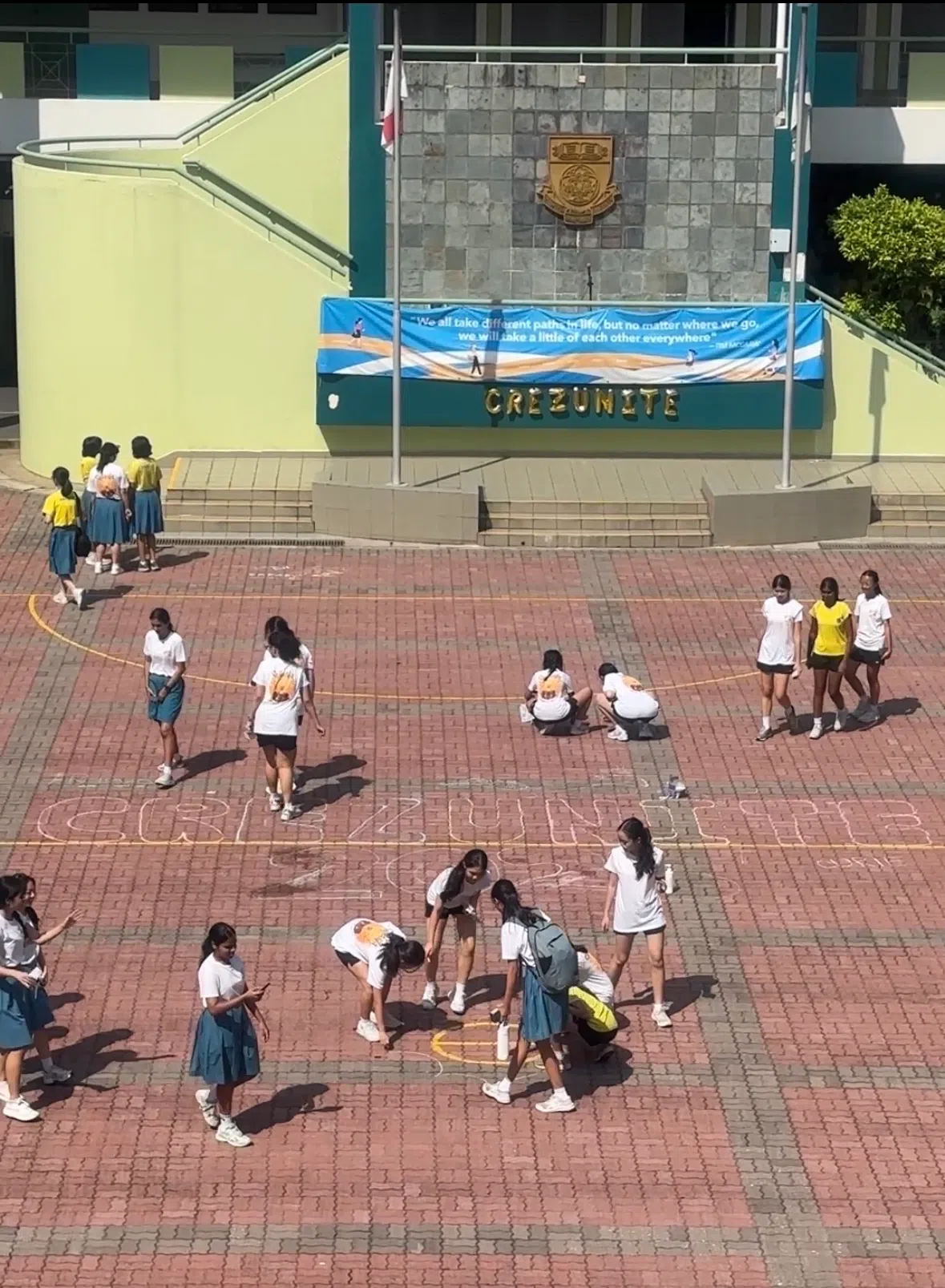 学生们在学校操场作画。（克信女中提供）