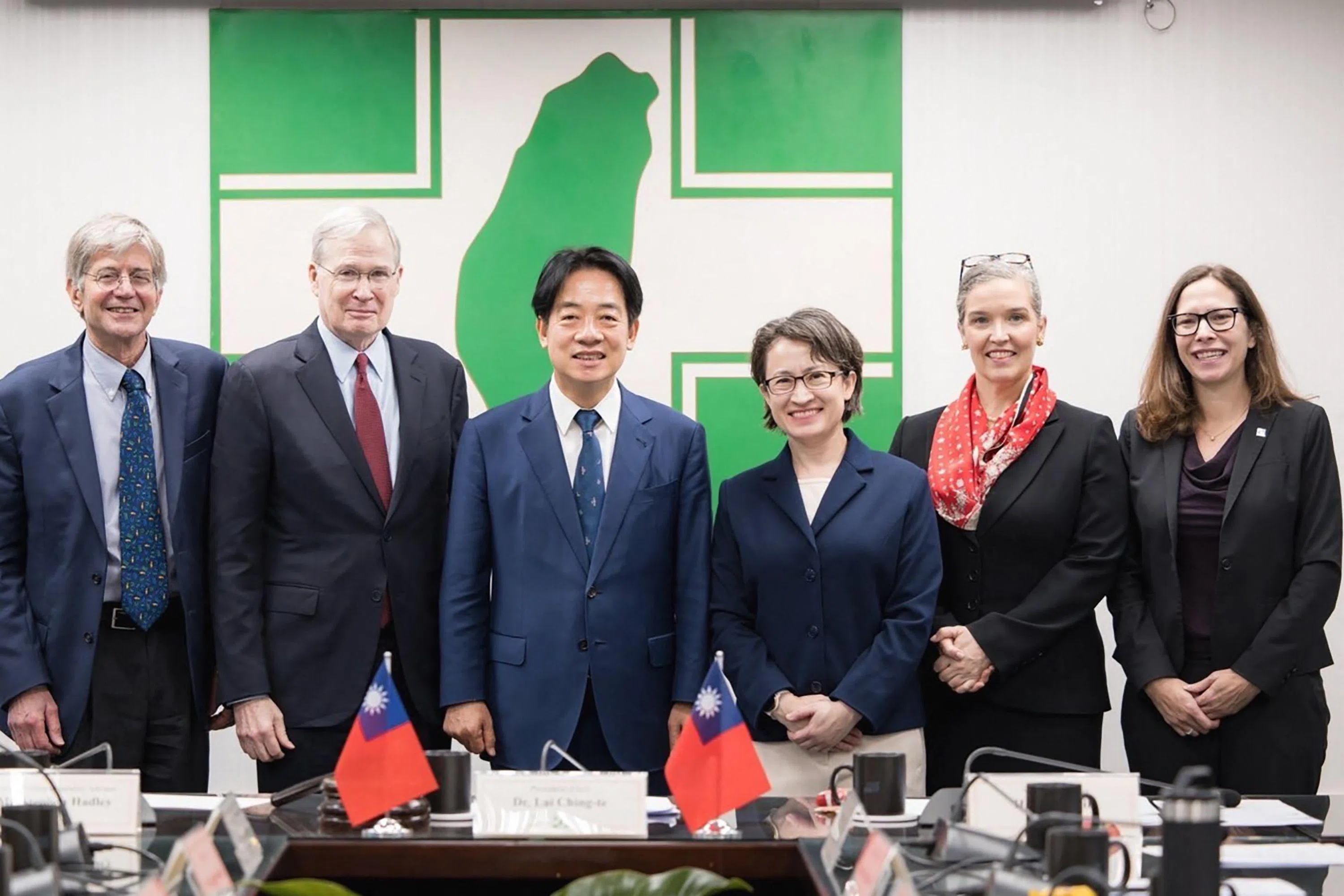 台湾总统大选结束后，美国跨党派代表团成员、前国安顾问哈德利（左二）和前副国务卿斯坦柏格（左一），在美国在台协会（AIT）主席罗森伯格（右一）陪同下，星期一（1月15日）在台北的民进党中央党部与正副总统当选人赖清德（左三）和萧美琴（左四）会面。右二为AIT台北办事处处长孙晓雅。  （法新社 ）
