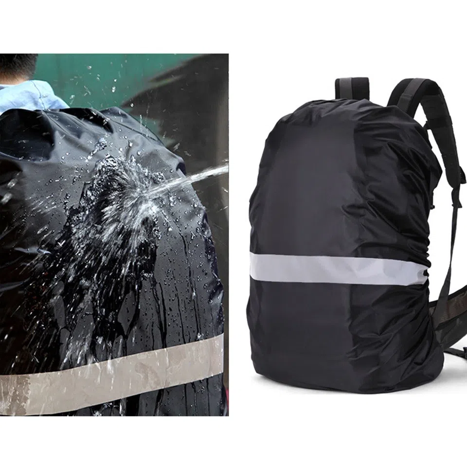 雨天路上，背包也要罩上雨罩，保护包中物。（取自Shopee）