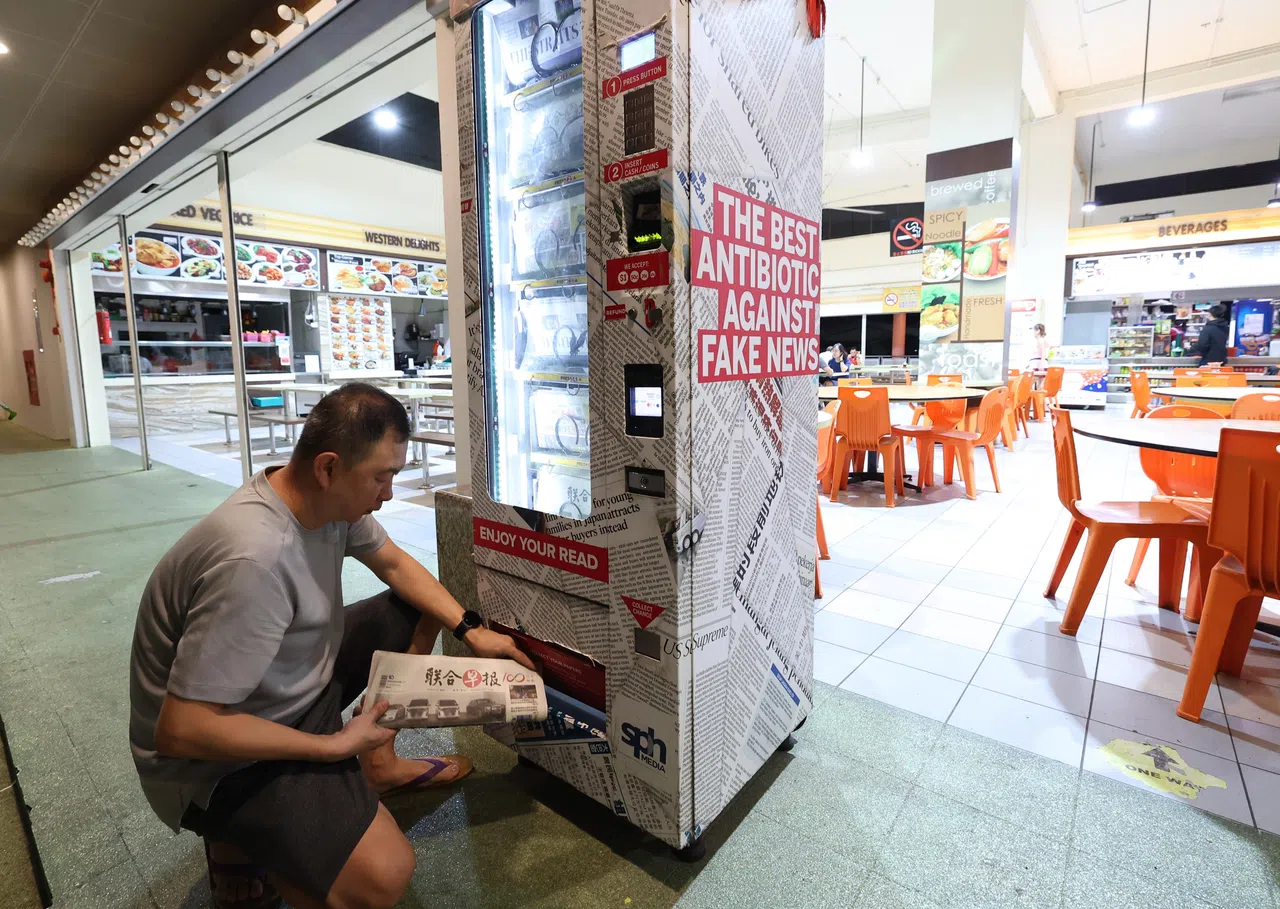 如今全岛多个地点都放置了报纸贩卖机。这个设置在疫情期间减少了报贩与买报人之间的接触，在阻断措施期间也可以继续运作。（唐家鸿摄）