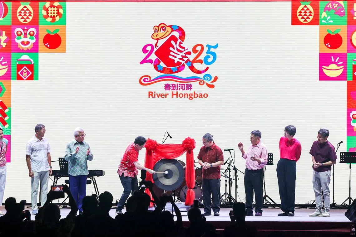 黄循财总理（左四）在文化、社区及青年部长兼律政部第二部长唐振辉（左五）的陪同下，为今年的春到河畔主持开幕礼。台上还有联办单位的代表，即新加坡旅游局体验发展司助理局长黄瑜琳（左起）、滨海湾花园主席严昌明、新加坡宗乡会馆联合总会会长蔡其生、新加坡中华总商会会长高泉庆、新报业媒体信托华文媒体集团社长李慧玲，以及人民协会总执行理事长卓荣能。（陈斌勤摄）
