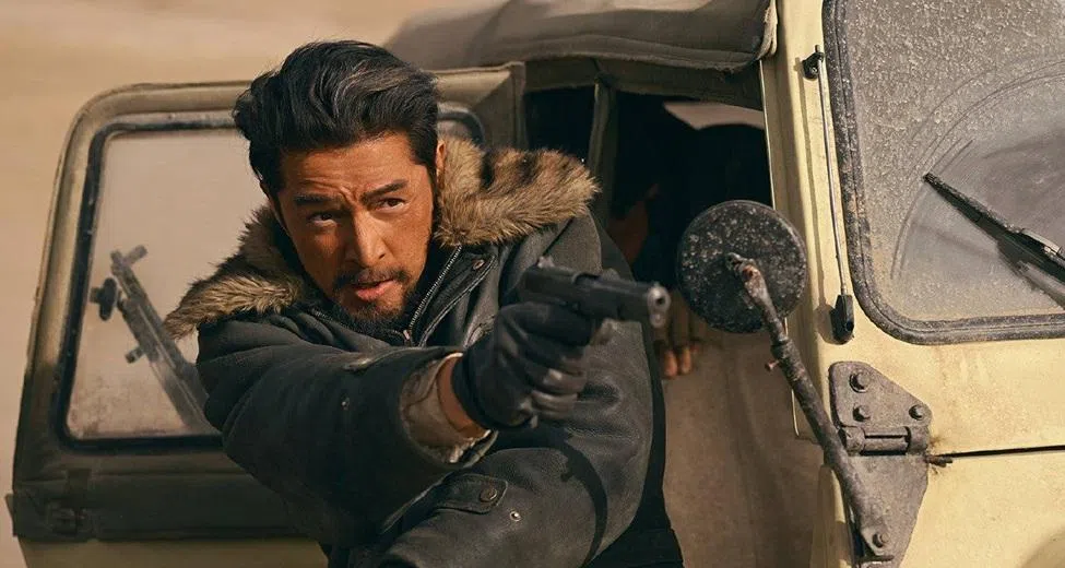 胡歌饰演的副县长为守护藏羚羊，不惜与凶悍的盗猎者对峙。（互联网）