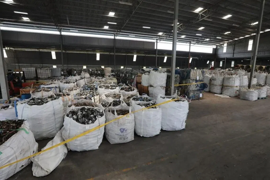 电子垃圾厂的货仓面积达5000平方公尺，警方在现场查获多袋电子零件及其他金属。（星洲日报）