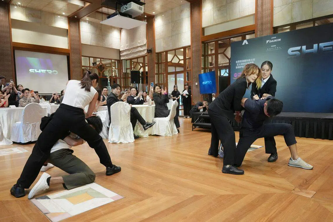 张嘉轩（左起）、周智慧和郑颖在记者会正式开始前，在现场“开打”，制伏两男。（谢智扬摄）