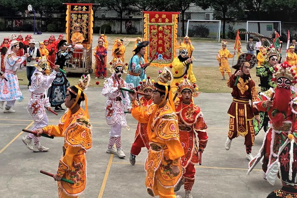  “龙阁小学”学生与校友合演英歌舞。（作者提供）