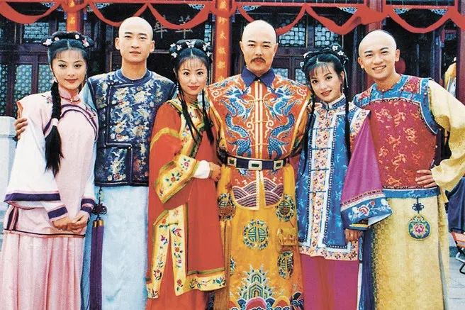 周杰（左二）在《还珠格格》中饰演尔康，其他演员还包括范冰冰（左一），林心如（左三起）张铁林、赵薇和苏有朋。（互联网）