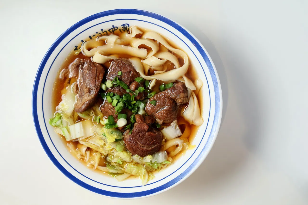 黄土地西安小吃的招牌牛肉刀削面。（龙国雄摄）