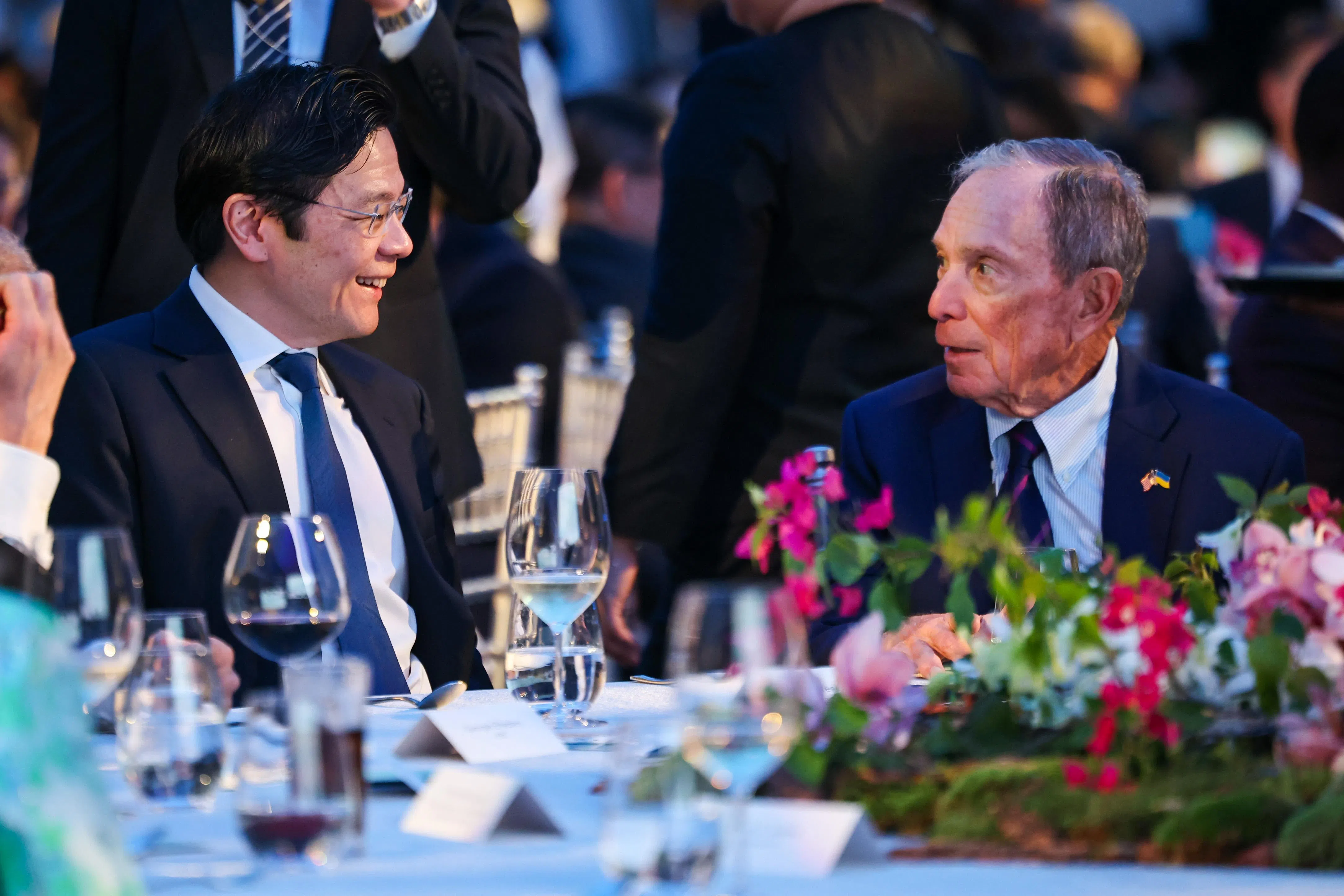 我国总理黄循财（左）在晚宴上与彭博创办人迈克尔·布隆伯格（Michael Bloomberg）交流。（陈渊庄摄）