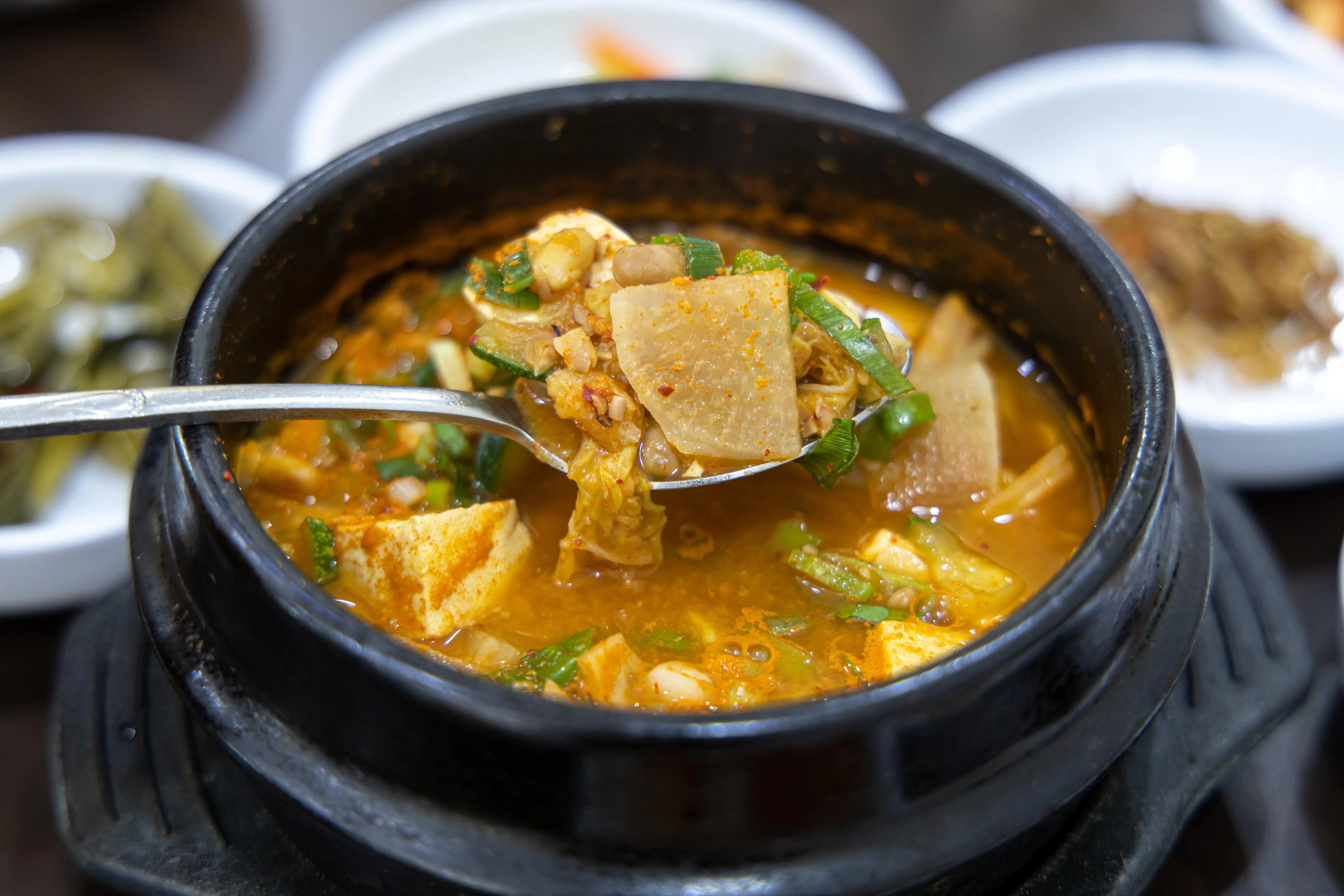 清曲酱是韩国料理炖菜中使用的发酵大豆酱。（iStock图片）