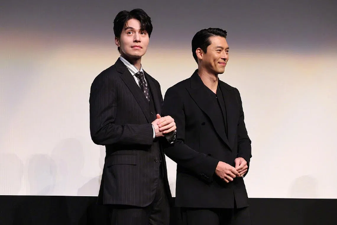 李东旭（左）和玄彬（右）主演的新片《哈尔滨》在多伦多国际电影节首映。（互联网）