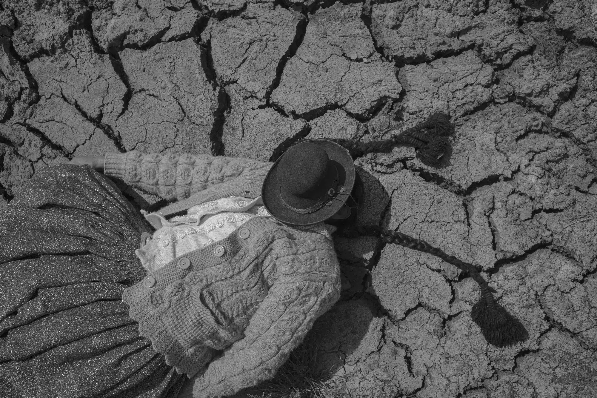 亚历山德罗·辛克入围系列：秘鲁：毒国（Peru, A Toxic State）。位于秘鲁普诺大区（Puno region）的城镇阿亚维里（Ayaviri），海拔3907米。当地尚未出现采矿活动前，居民把芝士及牛奶售至全国各地。后来，因水源污染及干旱，导致牛奶产量及质量均下降，影响农产品销量。（摄于2021年）