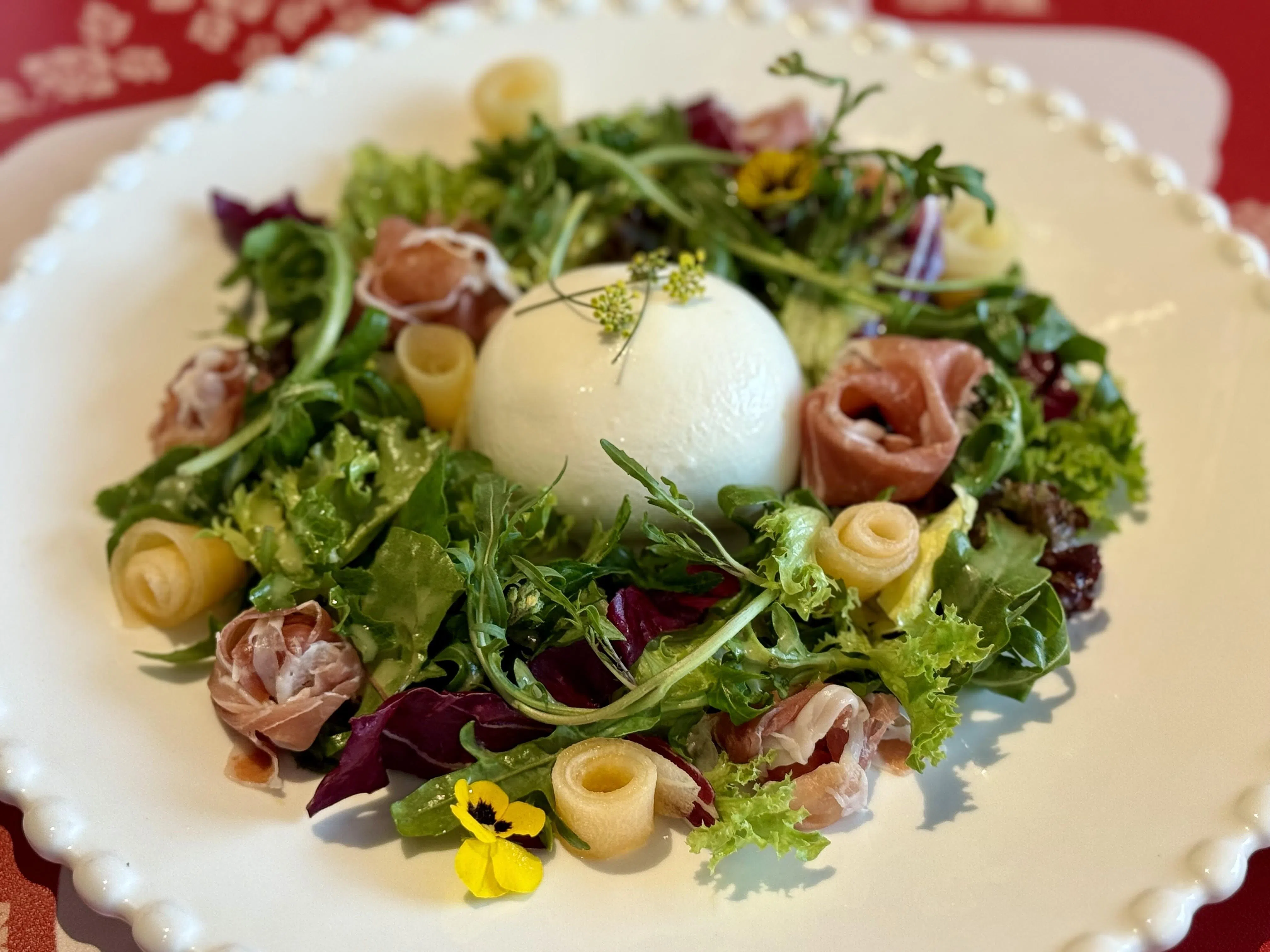 南瓜布拉塔奶酪沙拉淋上柠檬百香果酱汁，清新爽口。（叶晓虹摄）