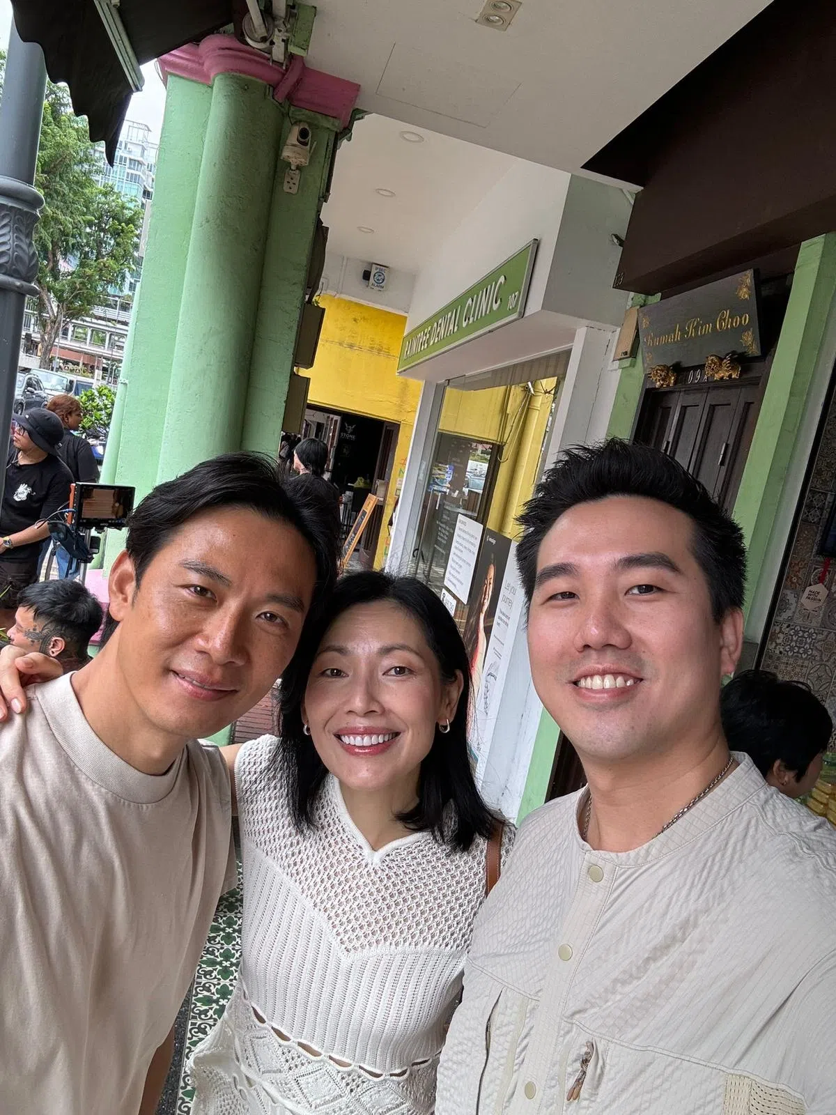 导演初哥戚玉武（左起）在片场与女主角欧菁仙和监制李邦科合照。（受访者提供）