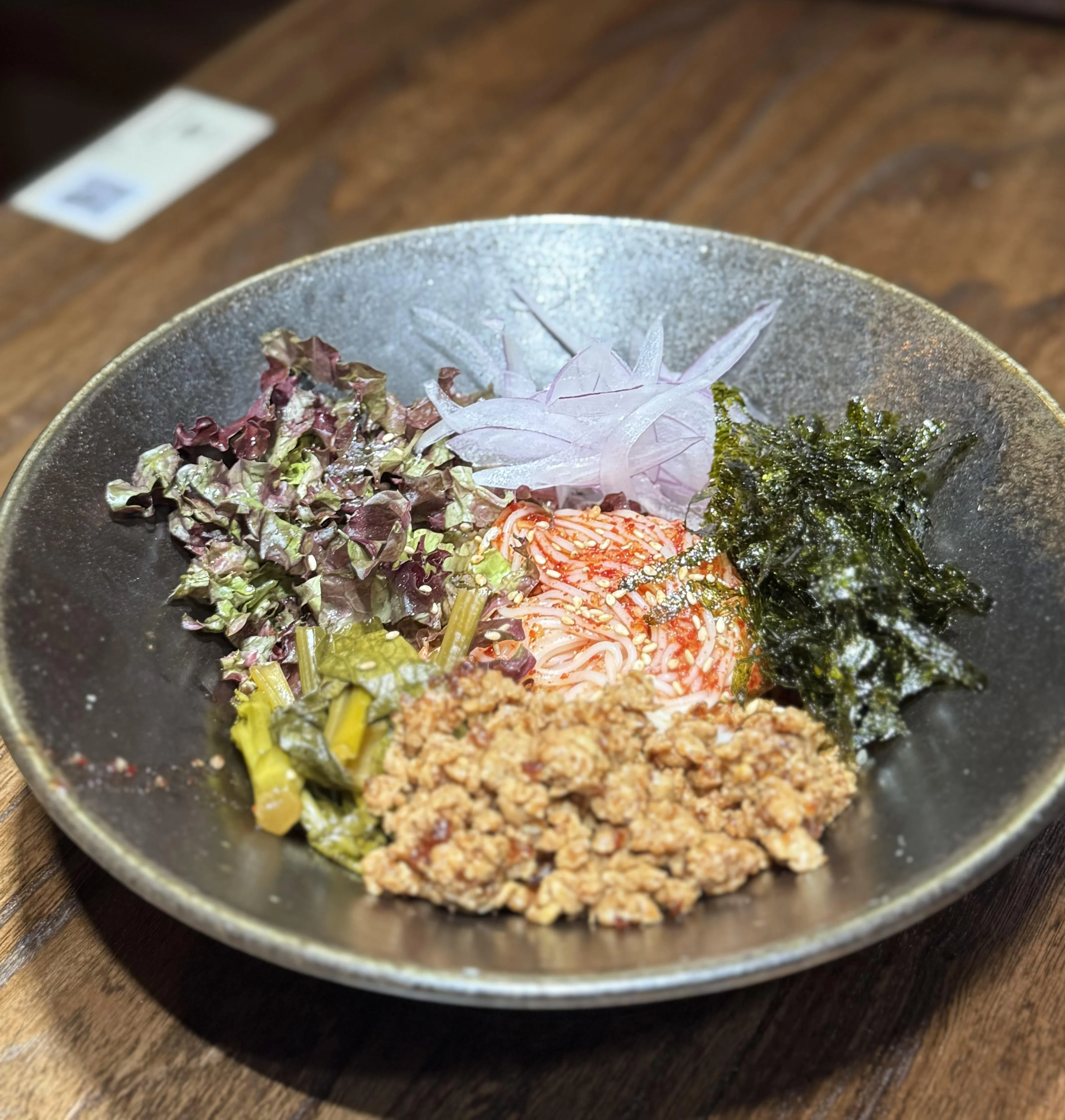 有别于一般韩式餐馆的拌面，松鸡屋的拌面除了可尝到鱼露香，也搭配肉碎、紫菜及蔬菜，口味清爽。（叶晓虹摄）