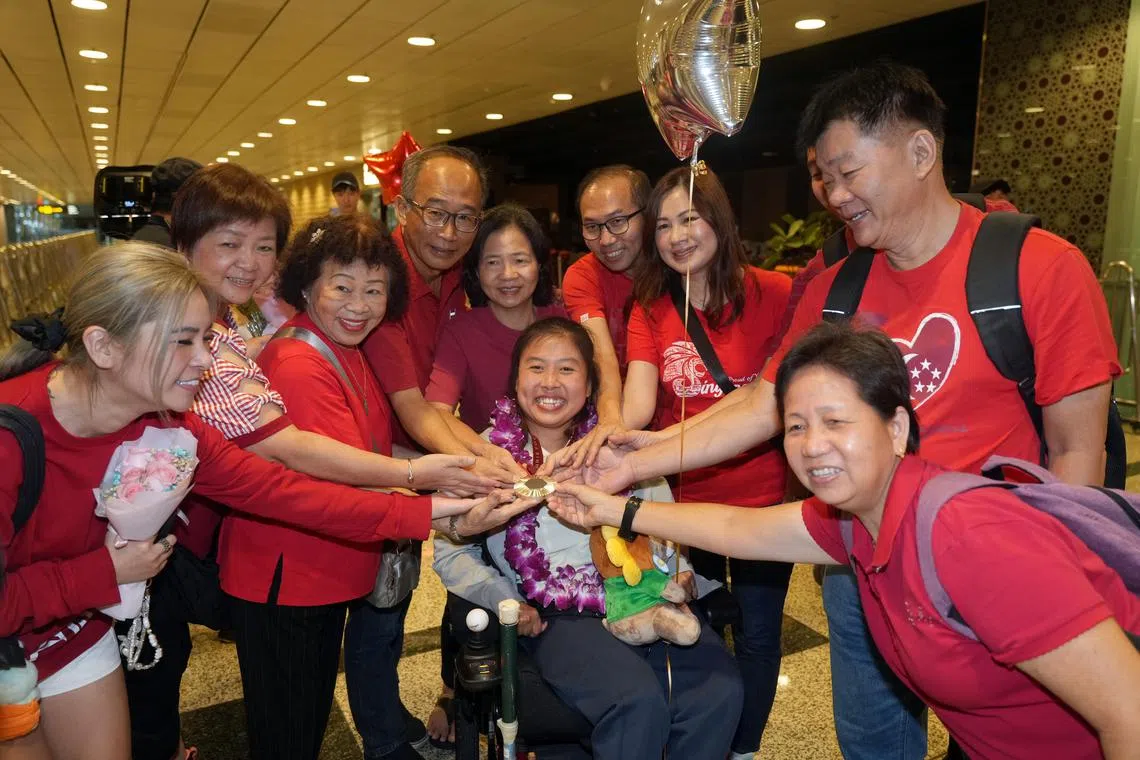 硬地滚球女将陈仪婷（中）的多位家人到场欢迎她回国。（谢智扬摄）