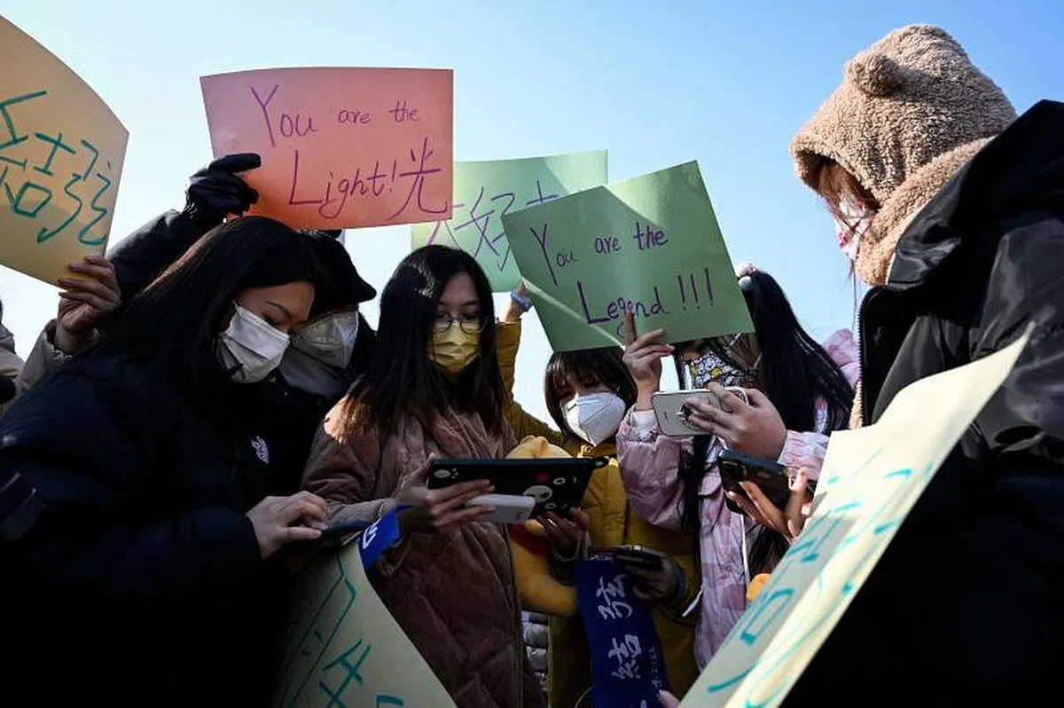 不少羽生的女粉丝昨天无法现场观赛，他们在场馆外为偶像打气，通过手机看比赛直播。（法新社）