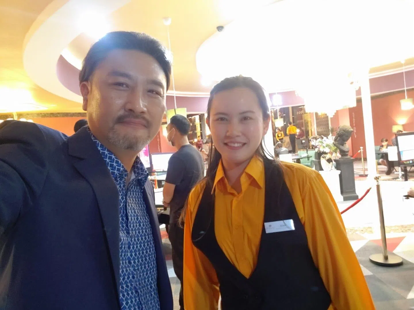 陈宛诗在《地下菁英》片场与前辈演员李星远（左）相见欢。（受访者提供）