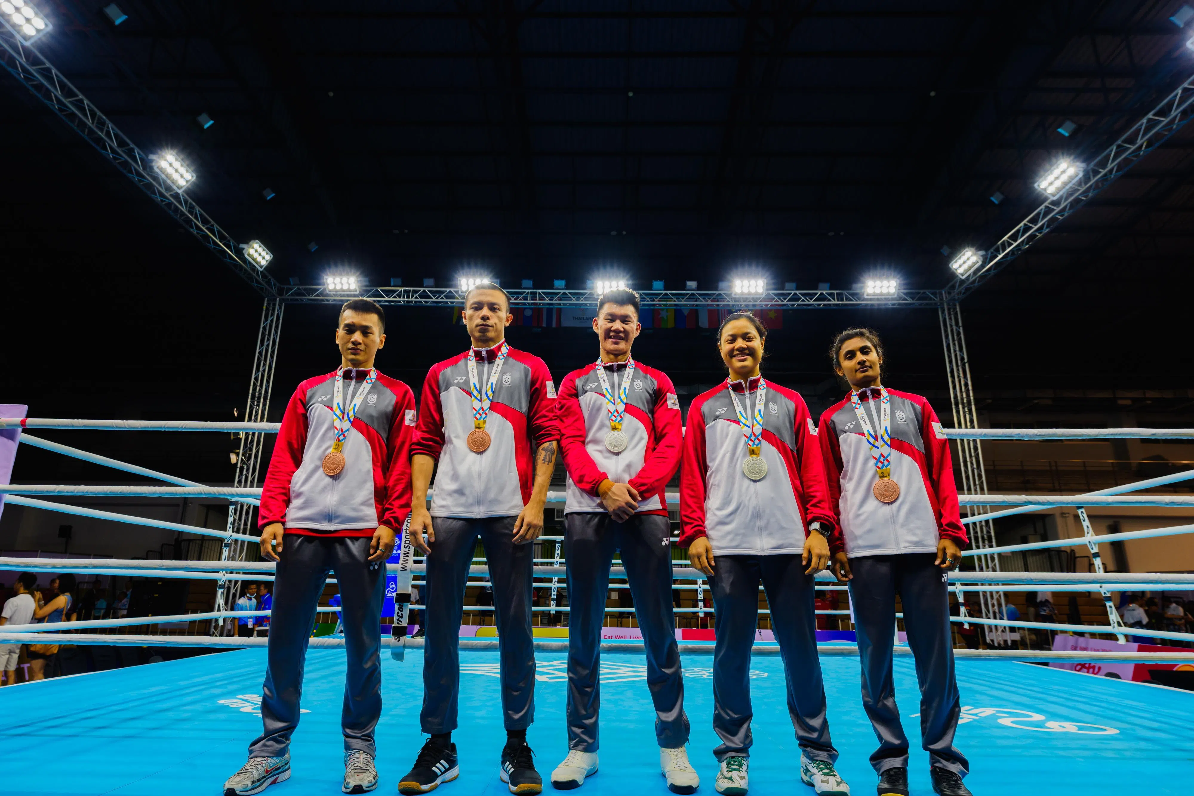 为新加坡带回五枚奖牌的我国拳击手为洪靖阳（左起）、凯旭克拉、陈俊杰、秀月和达妮莎。（新加坡体育理事会提供）