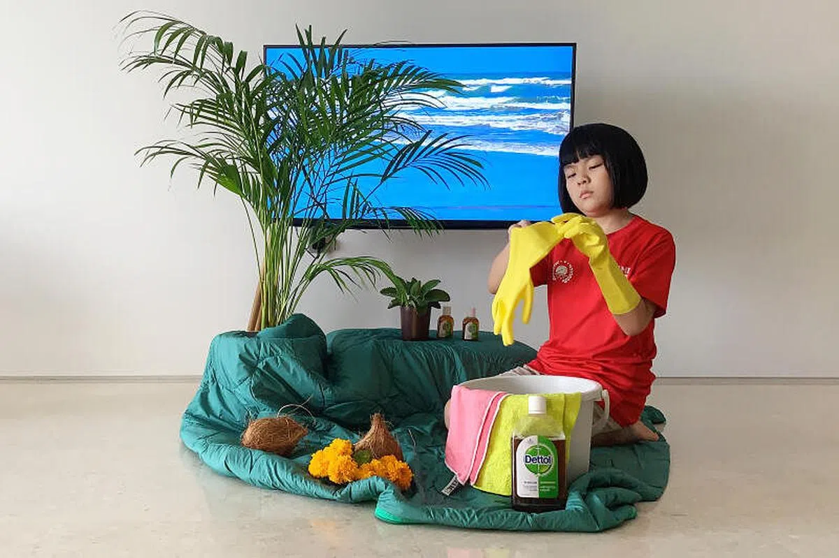 中国艺术家曹斐与女儿在疫情期间共同创作《不安之岛》。（艺术家提供）