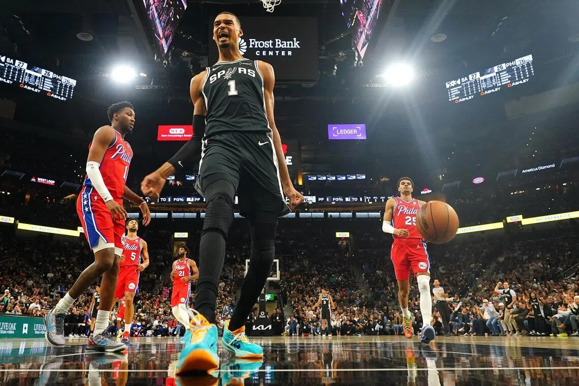 文班亚马（1号）在上半场的一个灌篮后激动庆祝。（路透社）