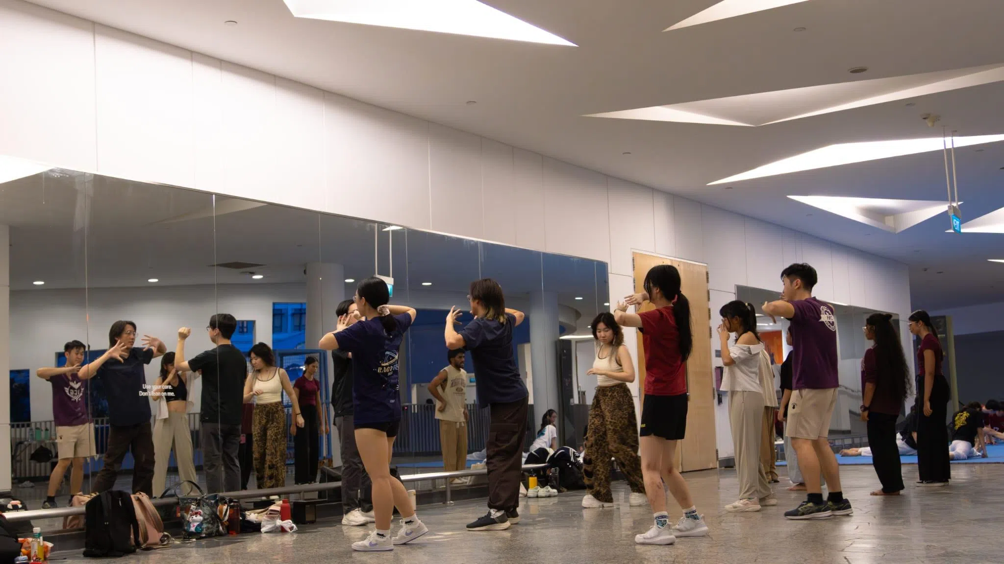 为提供更多空间供学生排舞，国大不久前在李棕体艺中心三楼安装落地镜子。（新加坡国立大学提供）